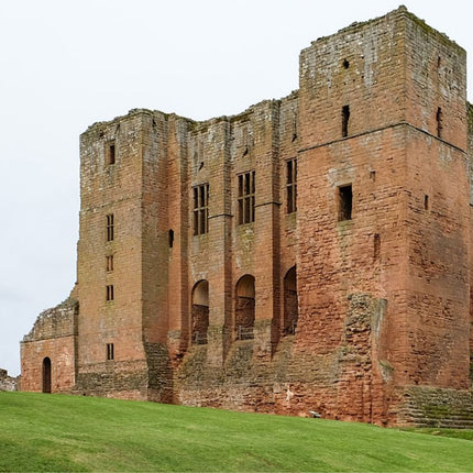 a photograph of the ruins of Kenilworth castle