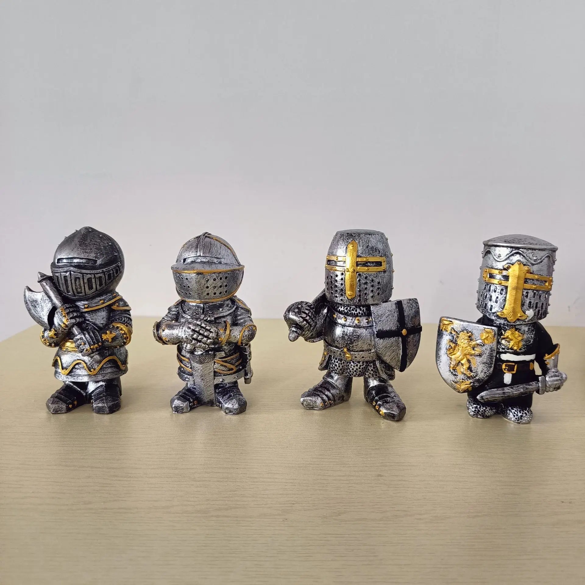 Miniature Armet Helm Knight Figurine | 12.5cm Armoured Warrior with Greatsword Miniature