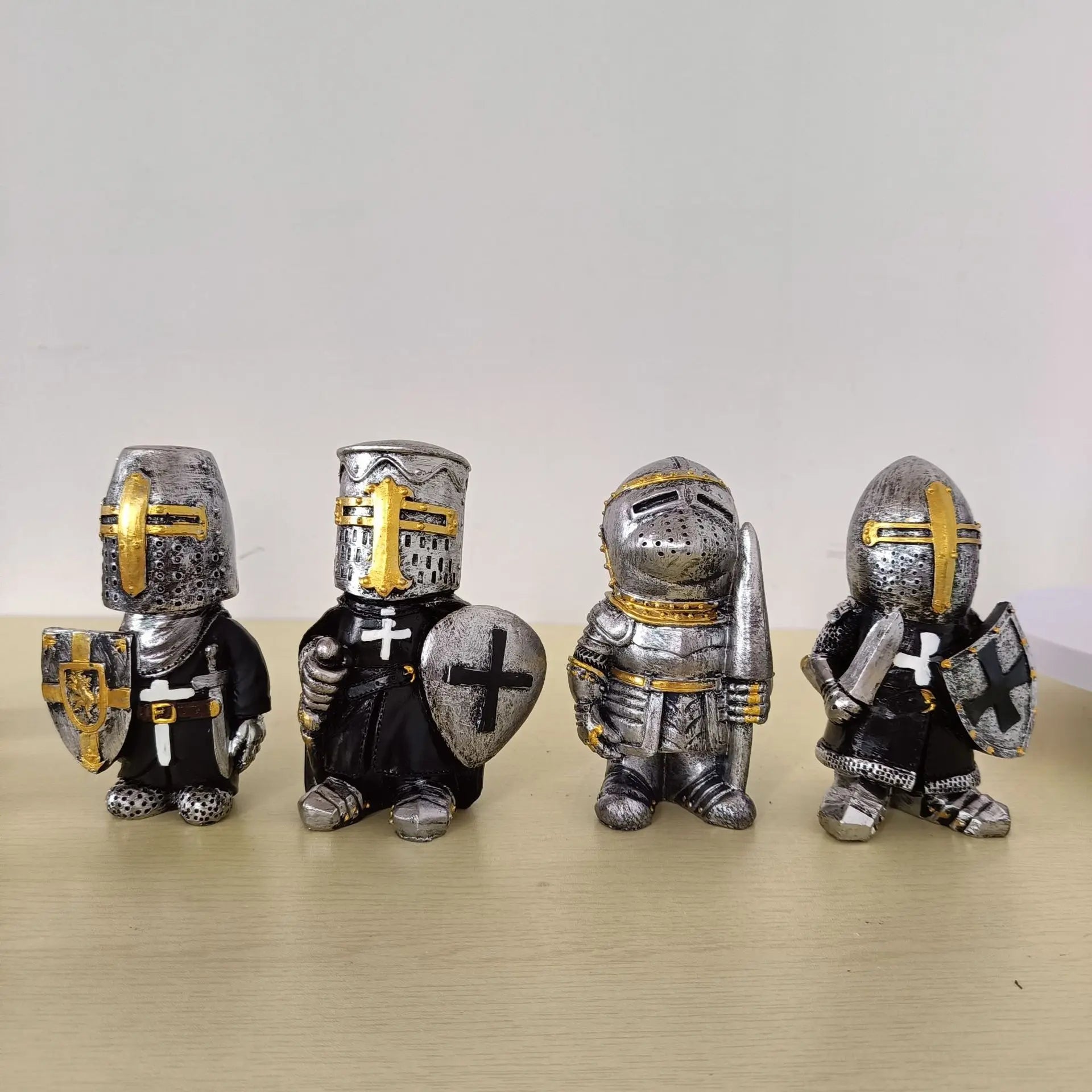 Miniature Armet Helm Knight Figurine | 12.5cm Armoured Warrior with Greatsword Miniature