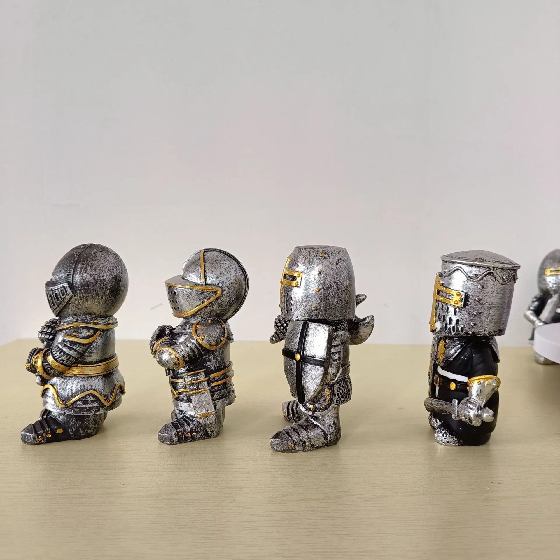 Miniature Armet Helm Knight Figurine | 12.5cm Armoured Warrior with Greatsword Miniature