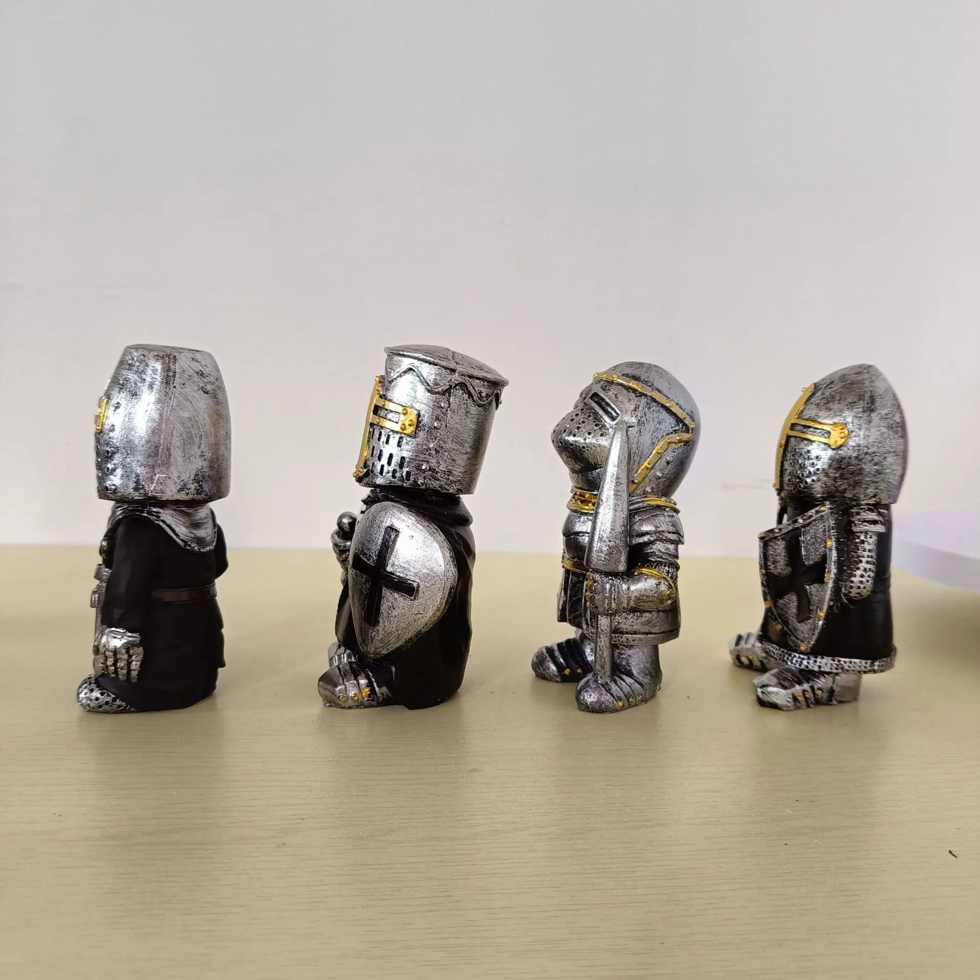 Miniature Armet Helm Knight Figurine | 12.5cm Armoured Warrior with Greatsword Miniature