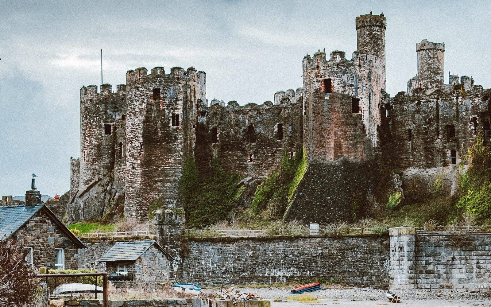 Conwy Castle a Welsh frontier stronghold